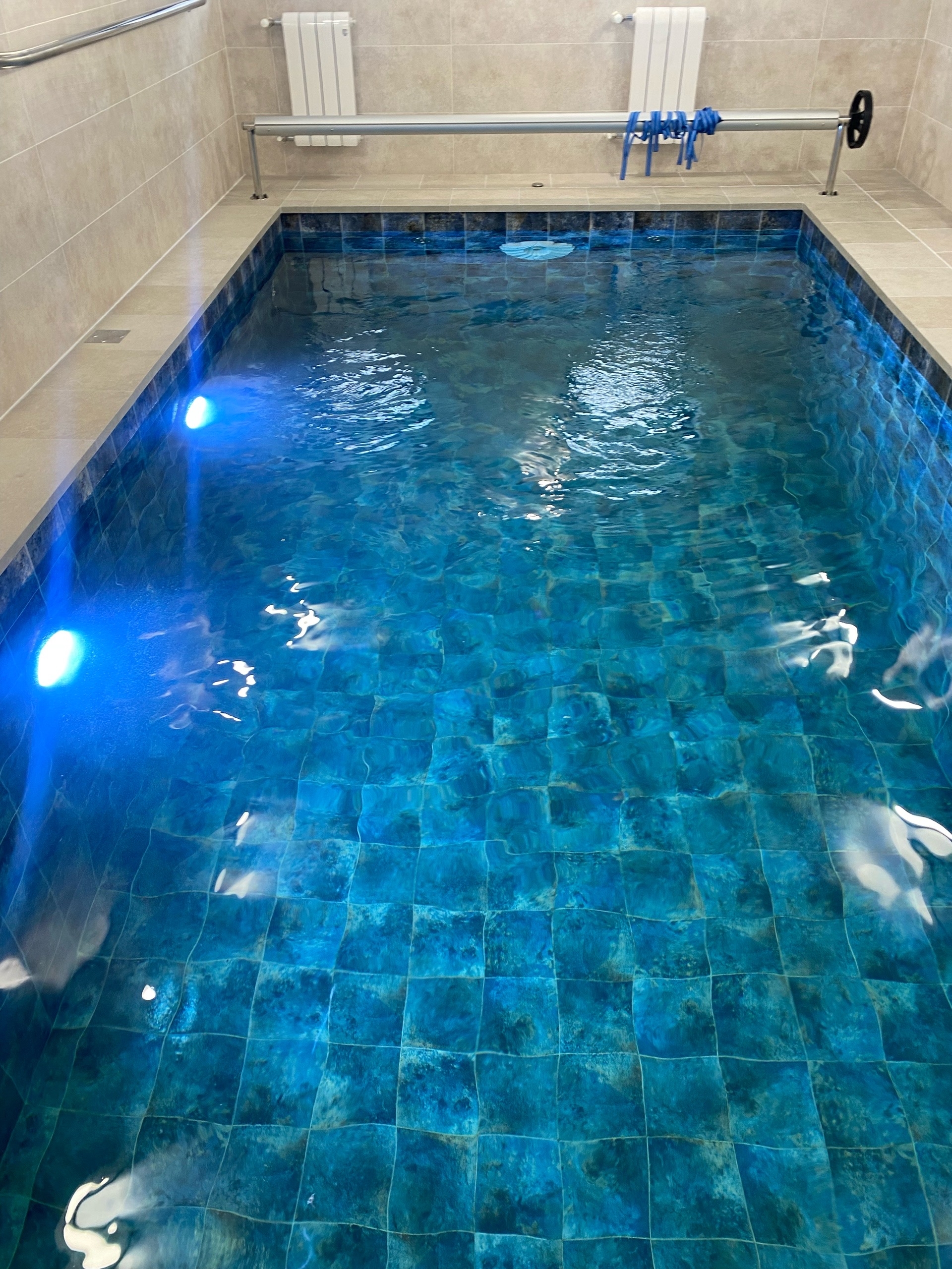 Отделка бетонной чаши бассейна мозаикой и монтаж оборудования №3