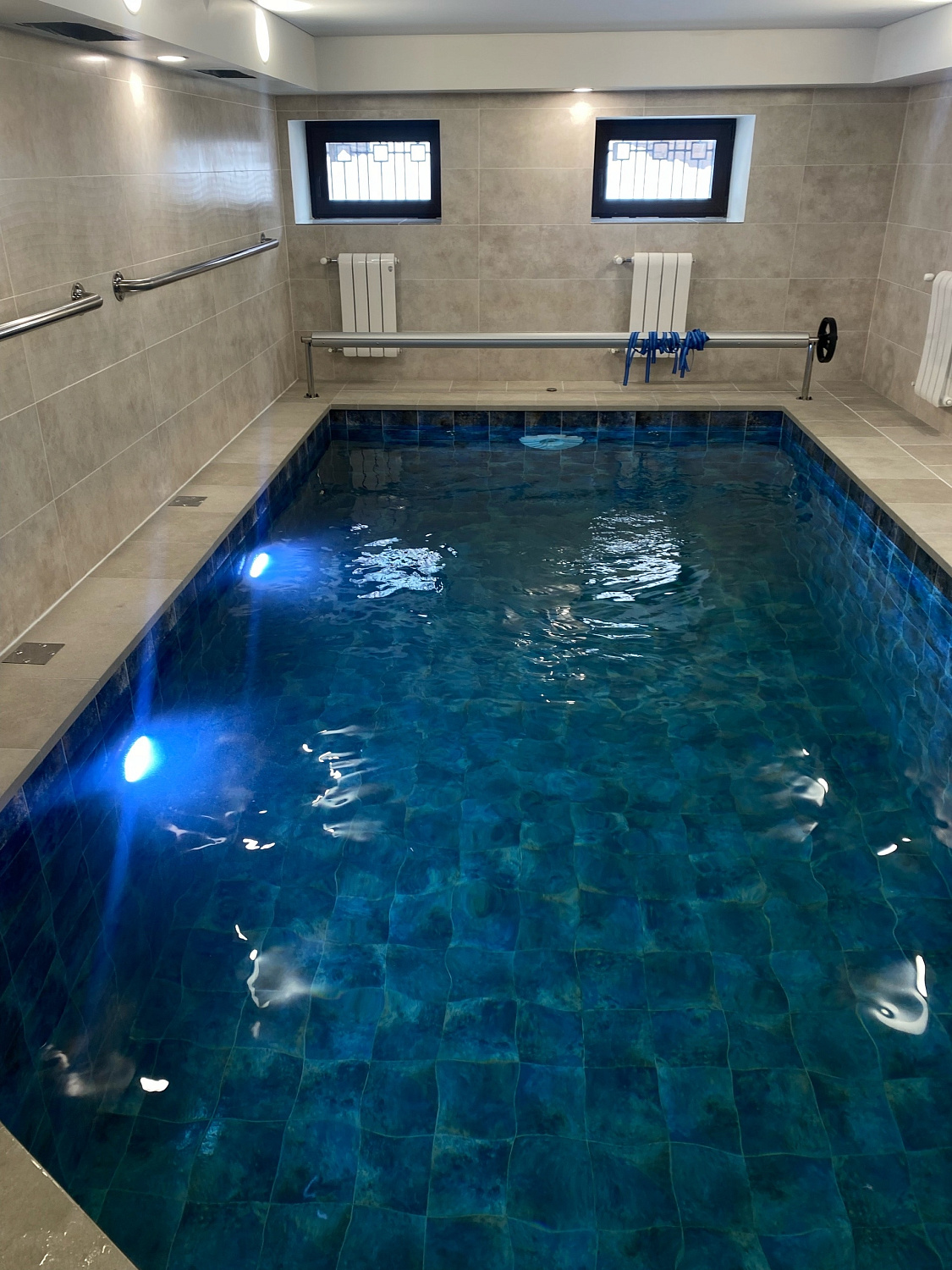 Отделка бетонной чаши бассейна мозаикой и монтаж оборудования №3